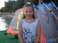 Kinga (zdjęcie poniżej) to w tym tygodniu, nasza najmłodsza fanka windsurfingu. W ramach wyróżnienia za wytrzymałość, upór i niebywałą odwagę, otrzymała medalik z surferem.