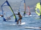Niektórzy surferzy po pierwszych próbach pływania w ślizgu, nie chcą słyszeć o pływaniu przy słabym wietrze. To błąd. Windsurfing to sport techniczny. Technikę poznaje się przy słabym wietrze, a dopiero potem doskonali przy silnym. Ostatecznie liczy się każda godzina spędzona na wodzie.
Poniższe zdjęcia ilustrują zmagania naszych kursantów przy słabym i silnym wietrze. 