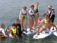 grupa początkująca. Od lewej: Mirek, Łukasz, Aneta, Olga, Monika, Grażyna,
Janek i Ola. Z przodu instruktor Mateusz, a z tyłu Piotrek - doświadczony surfer, który chwilowo zmienił środek transportu: z deski przerzucił się na dmuchane kółko:)