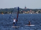 Zalew Rybnicki to dobre miejsce do rozpoczęcia przygody z windsurfingiem. W naszej szkole możesz wziąć lekcję windsurfingu, wypożyczyć lub przechować sprzęt. Albo po prostu miło spędzić czas nad wodą.
