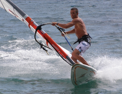 Jeśli chcesz zostać instruktorem windsurfingu, będziesz kochał/a tę robotę!
Tym bardziej, że...