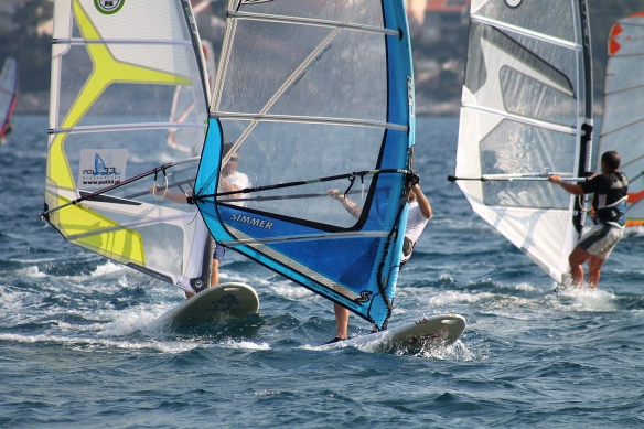 Lekcja indywidualna przy silnym wietrze to okazja do zdobycia kolejnego stopnia windsurfingowego wtajemniczenia.