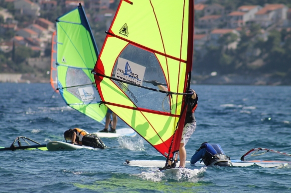 Początkujący windsurferzy dzielnie walczyli z żywiołem.