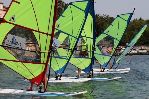 Oto dowód, że windsurfingu można nauczyć się w sześć dni. Na zdjęciu grupa początkująca.