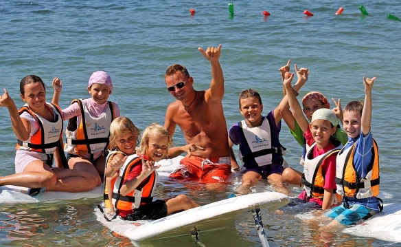 Mali windsurferzy pod okiem instruktora Wojtka.