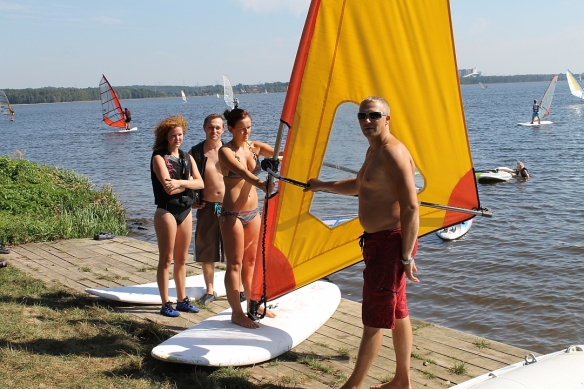 W niedzielę, na koniec sezonu,znaleźli się chętni na swoją pierwszą lekcję windsurfingu. Oczywiście pod okiem instruktora Mariusza.